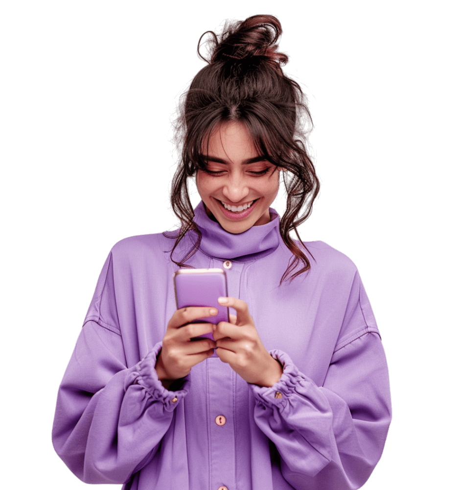 joven-feliz-sonriendo-con-el-movil-en-la-mano-2